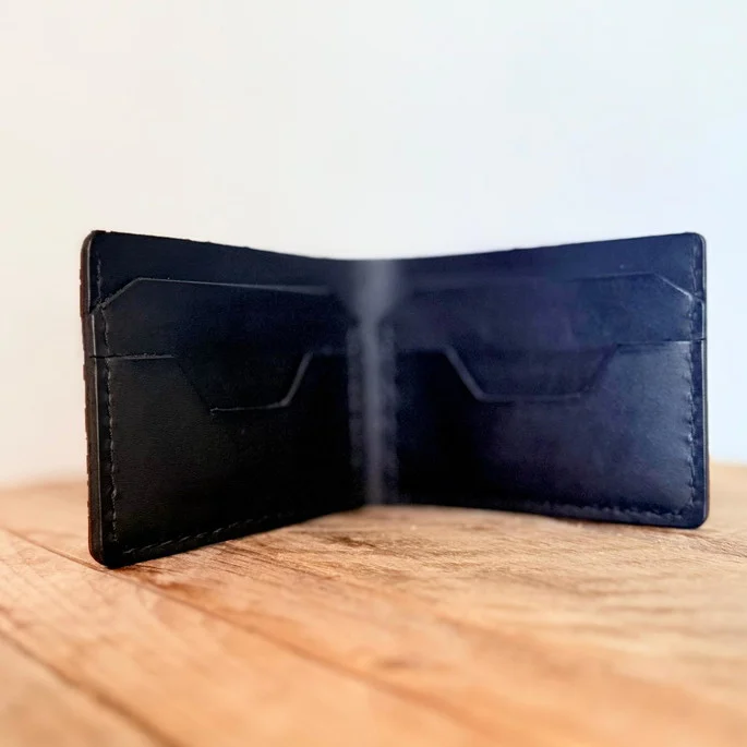 Carteira artesanal de couro legítimo modelo Verona, cor Pinhão Gold. Design rústico e minimalista, feita à mão com costura manual resistente.