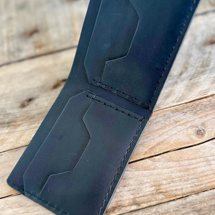 Carteira artesanal de couro legítimo modelo Verona, cor Pinhão Gold. Design rústico e minimalista, feita à mão com costura manual resistente.