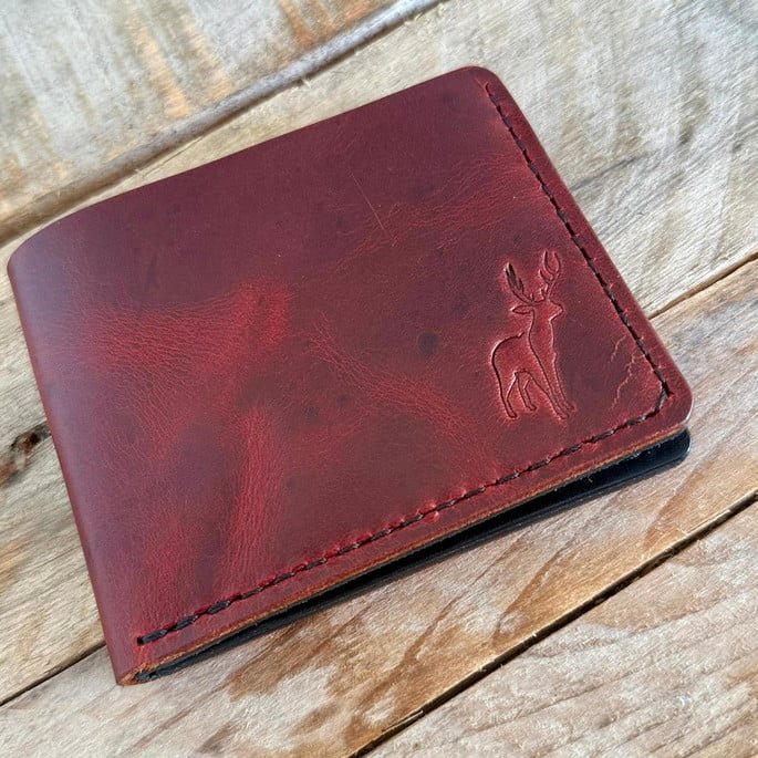 alternativo Carteira artesanal de couro legítimo modelo Verona, cor Pinhão Gold. Design rústico e minimalista, feita à mão com costura manual resistente.