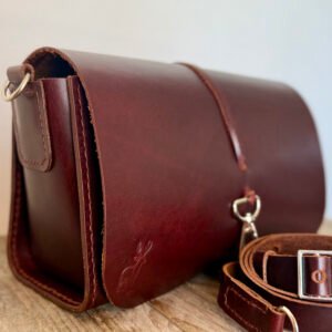 Bolsa artesanal de couro legítimo cor Pinhão Gold - Caribu Acessórios.