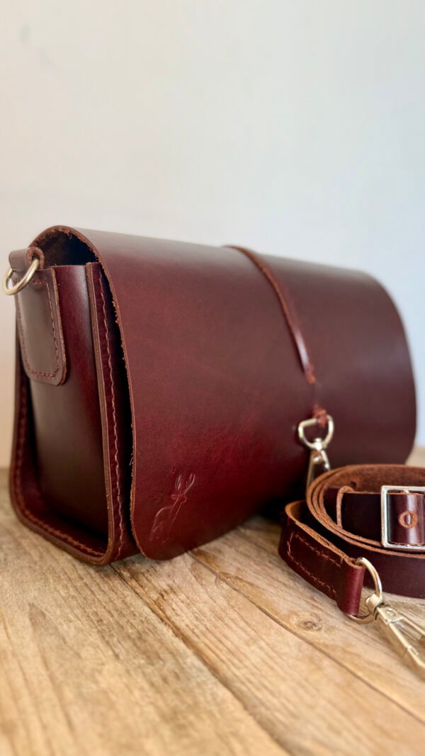 Bolsa artesanal de couro legítimo cor Pinhão Gold - Caribu Acessórios.