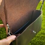 Interior da bolsa Verona Caribu em couro natural sem forro sintético, mostrando o compartimento principal de vão livre.