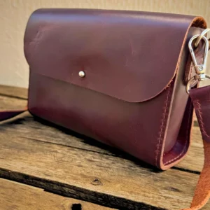 Bolsa transversal feminina em couro legítimo café modelo Verona Caribu