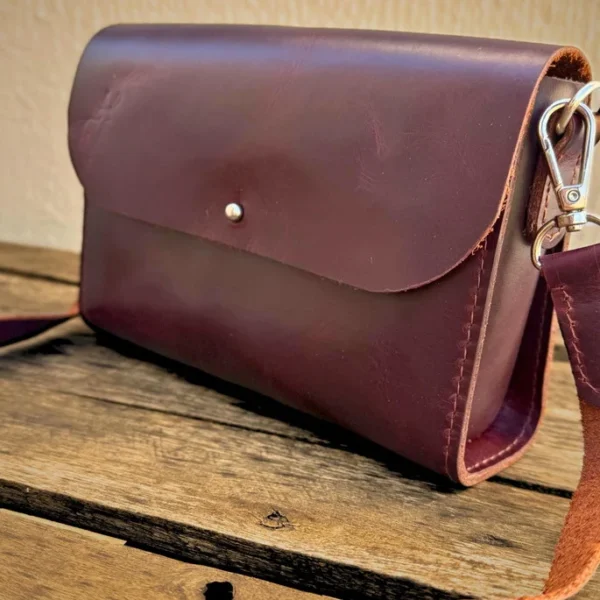 Bolsa transversal feminina em couro legítimo café modelo Verona Caribu