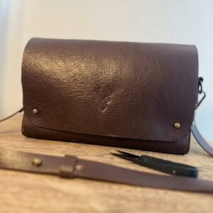 Bolsa Parruá em couro legítimo Dark Brown vista de frente