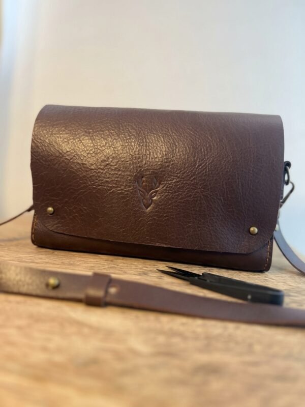 Bolsa Parruá em couro legítimo Dark Brown vista de frente