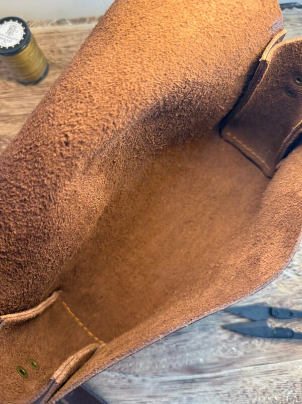 Bolsa Parruá em couro legítimo Dark Brown vista de cima para o interno