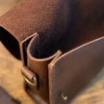 Bolsa Parruá em couro legítimo Dark Brown vista detalhes lateral