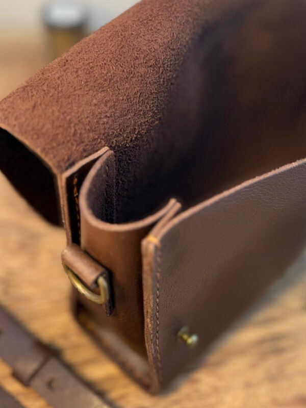 Bolsa Parruá em couro legítimo Dark Brown vista detalhes lateral