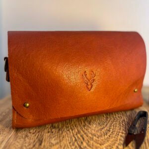 Bolsa Parruá em couro legítimo Tan Caramelo vista de frente