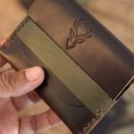 Carteira Sovela em couro legítimo Café Gold e Verde Militar vista de frente